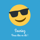 Sourires en été avec lunettes de soleil